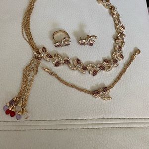 A romantic jewelry set